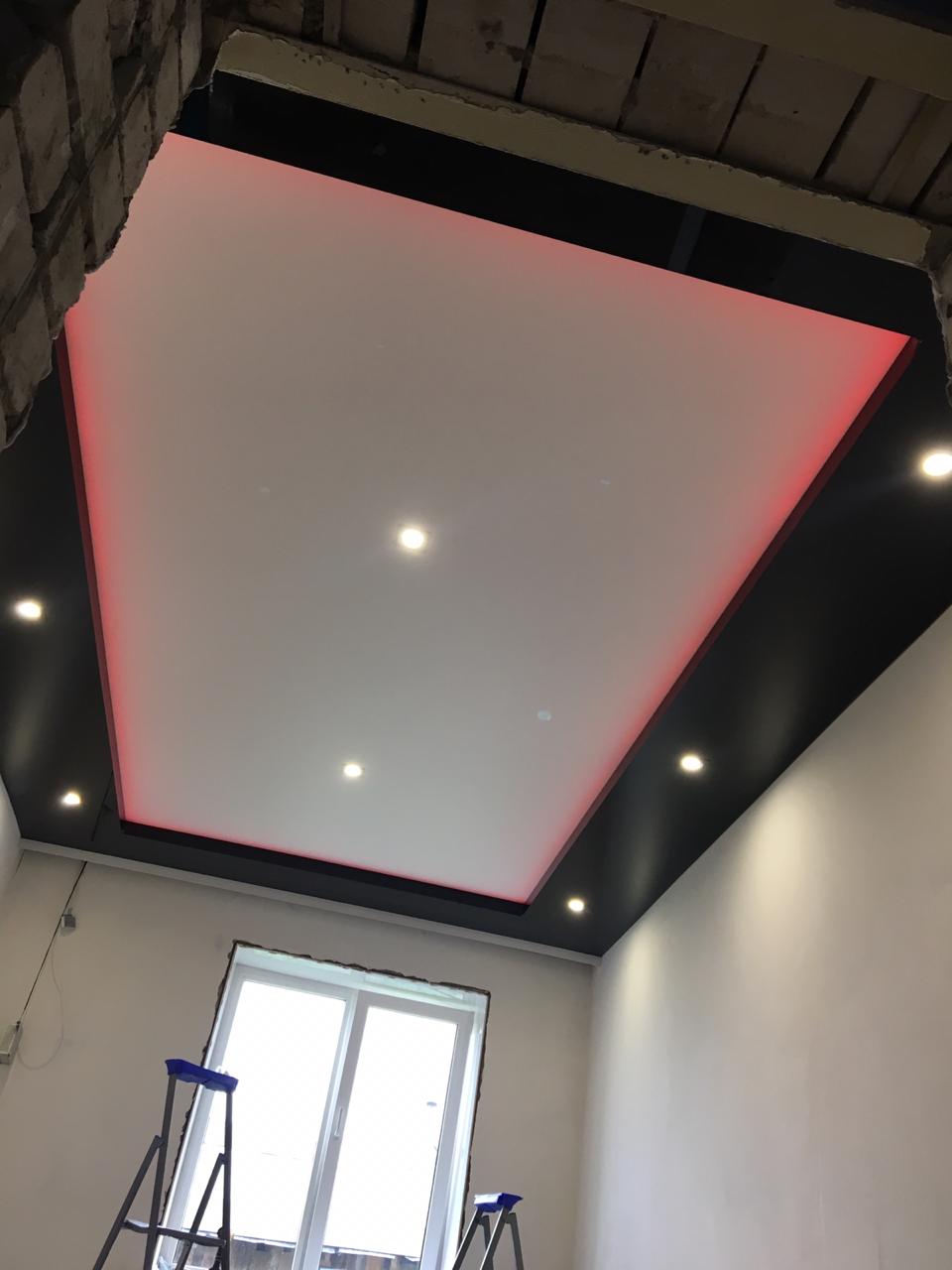 Черно-белый потолок со светодиодной лентой RGB