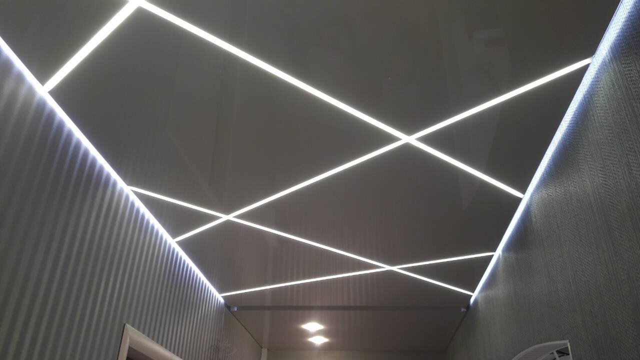 Натяжной потолок с подсветкой световыми линиями