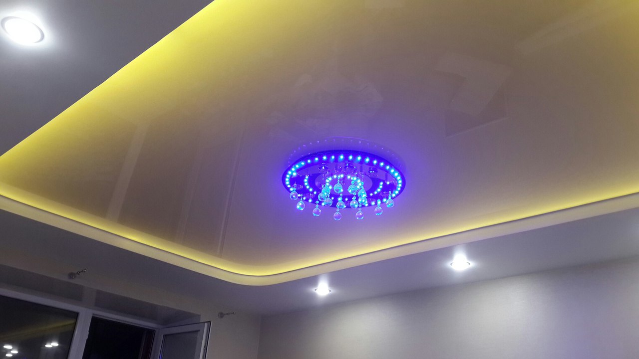 Парящий потолок в квартире с установкой люстры и LED