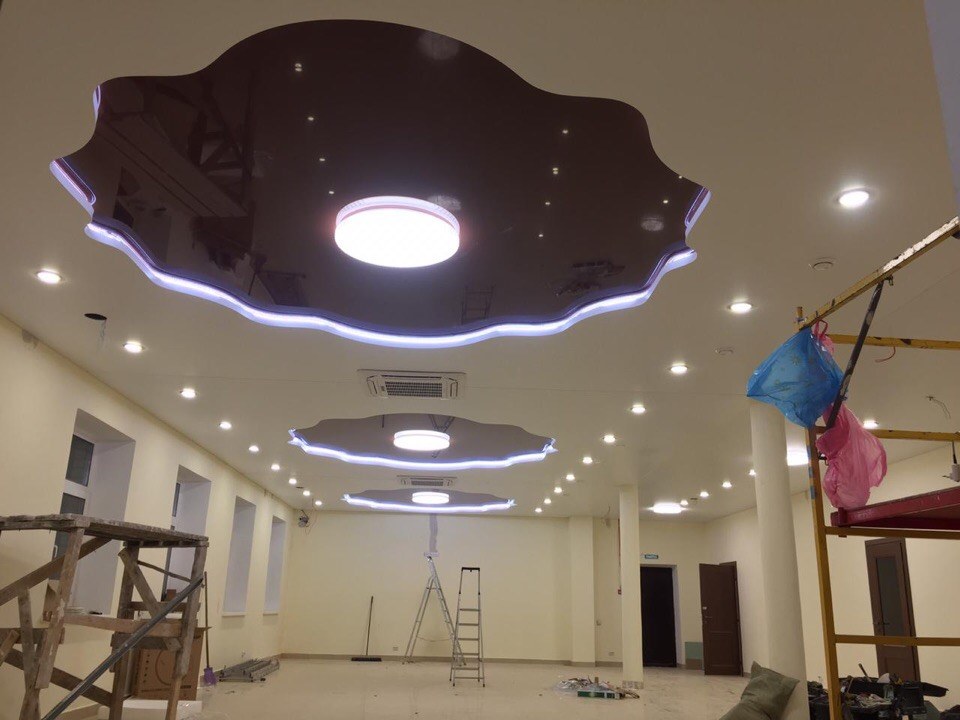 Двухуровневый потолок в офисе с подсветкой светодиодами