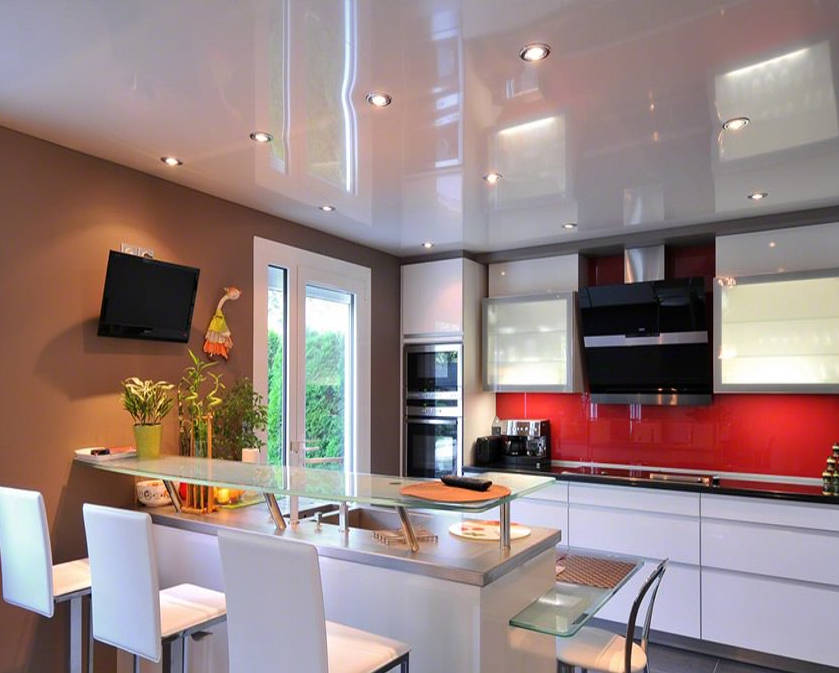 Можно ли установить натяжной потолок на кухне