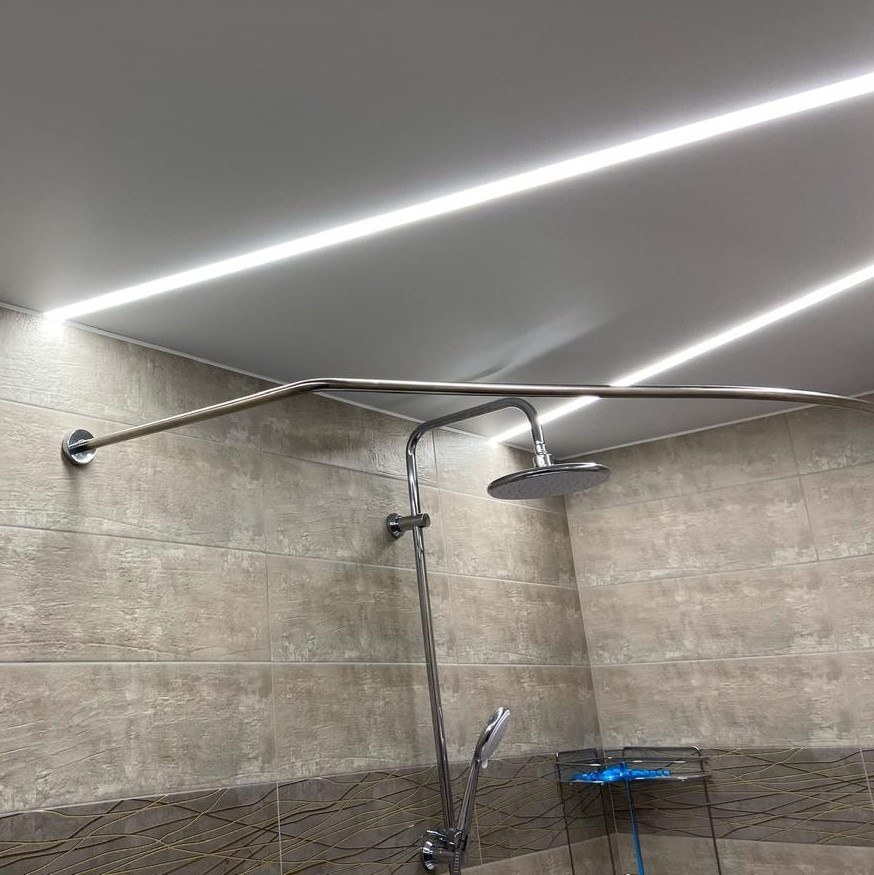 Натяжной потолок с установкой световых линий в ванную 4 кв. м